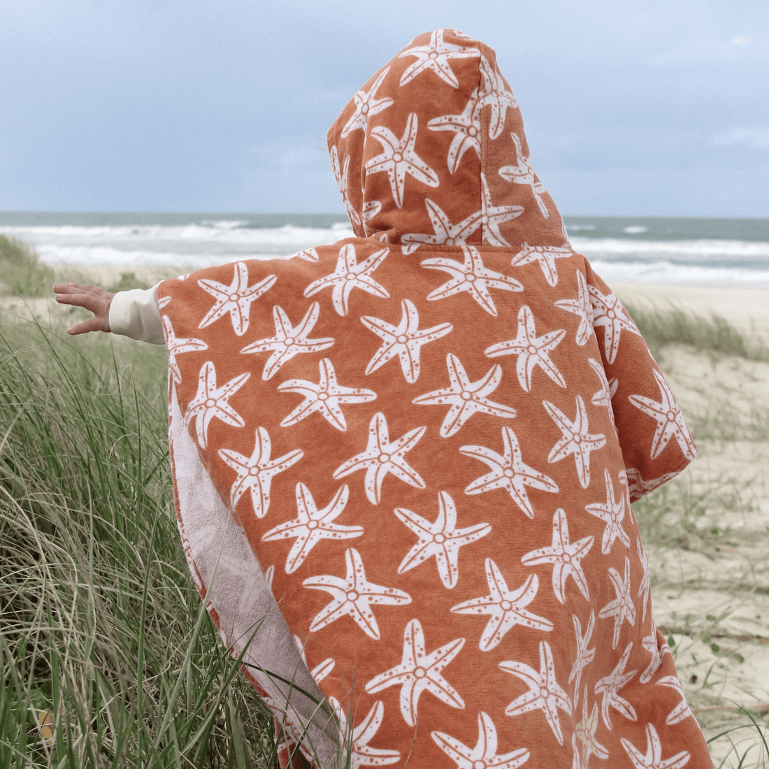 strandponcho-sea-stars-65x65-cm-swim-essentials-9